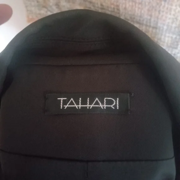 Tahari Women's 3 Button Black Long Blazer Jacket Size 12 EUC - Picture 3 of 7